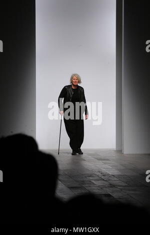 Betty Jackson Fashion Designer nimmt einen Bug auf der Landebahn während der London Fashion Week im Somerset House in London, Samstag 19 Februar 2011 Stockfoto