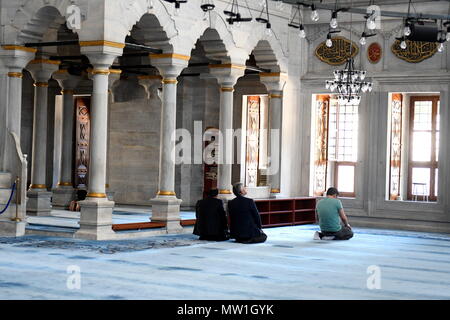 Istanbul, Türkei. Gebete in der Süleymaniye-Moschee (Süleymaniye Camii) Stockfoto