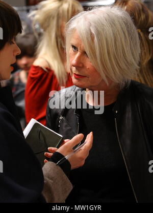 Betty Jackson Modedesigner gibt ein Interview backstage während der London Fashion Week im Somerset House in London, Samstag, 19. Februar 2011 Stockfoto