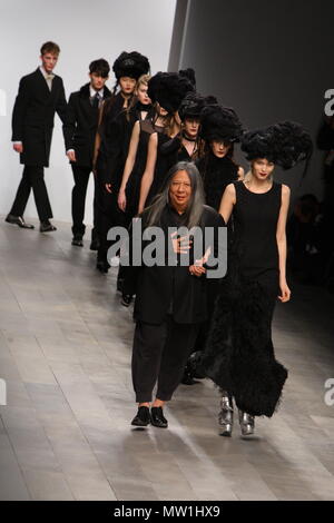 John Rocha Herbst Winter Kollektion, John Rocha dauert ein Spaziergang auf der Landebahn mit den Modellen am Ende seiner Show bei der Londoner Fashion Week im Somerset House in London, Samstag, 19. Februar 2011 Stockfoto