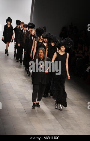 John Rocha Herbst Winter Kollektion, John Rocha dauert ein Spaziergang auf der Landebahn mit den Modellen am Ende seiner Show bei der Londoner Fashion Week im Somerset House in London, Samstag, 19. Februar 2011 Stockfoto