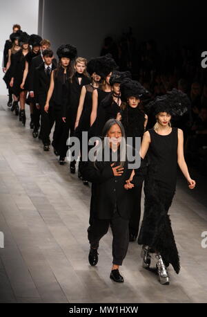 John Rocha Herbst Winter Kollektion, John Rocha dauert ein Spaziergang auf der Landebahn mit den Modellen am Ende seiner Show bei der Londoner Fashion Week im Somerset House in London, Samstag, 19. Februar 2011 Stockfoto