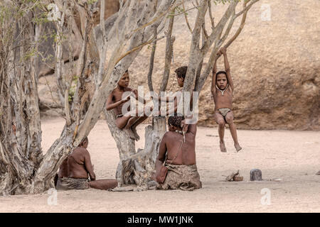 San, lebendiges Museum, Omandumba, Damaraland, Namibia, Afrika Stockfoto