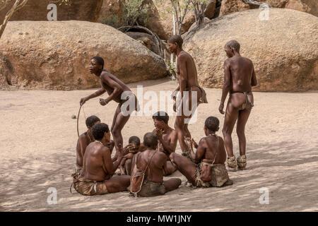 San, lebendiges Museum, Omandumba, Damaraland, Namibia, Afrika Stockfoto