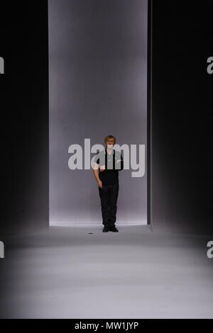 Jasper Conran nimmt ein Bug am Ende seiner Fashion Kollektion auf dem Laufsteg während der London Fashion Week im Somerset House Veranstaltungsort während der London Fashion Week, Sonntag 20 Februar 2011 Stockfoto