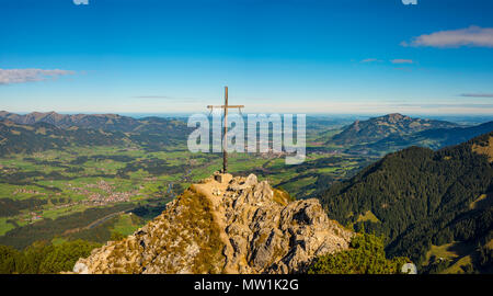 Panorama vom Rubihorn, 1957 m, Gipfelkreuz, Blick ins Illertal, Allgäu, Bayern, Deutschland Stockfoto