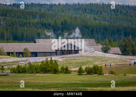 Im freien Blick auf Old Faithful Geyser Bereich. Blick auf den Old Faithful Inn. Eines der berühmtesten und historischen Hotels in Yellowstone Stockfoto