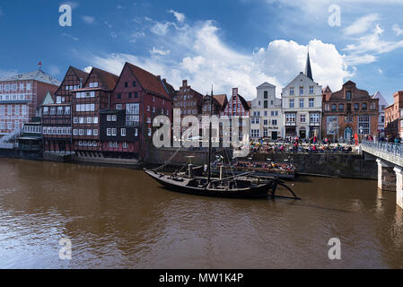 Ehemalige Hafen am Stint mit historischen Altstadt Häuser, vor Nachbau des Schiffes Barge Salzewer, Lüneburg, Niedersachsen Stockfoto