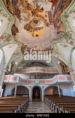 Orgelempore und Deckenfresko, Pfarrkirche St. Laurentius, Königsdorf, Oberbayern, Bayern, Deutschland Stockfoto