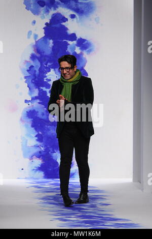 Osman Fashion Kollektion Herbst/Winter Osman Yousefzada nimmt einen Bug auf der Landebahn während der London Fashion Week im Somerset House Veranstaltungsort während der London Fashion Week, Sonntag 20 Februar 2011 Stockfoto