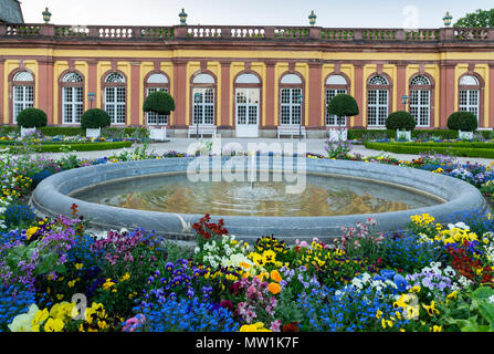 Brunnen, Garten mit bunten Blumen, Untere Orangerie, Schloss Weilburg, Weilburg an der Lahn, Hessen, Deutschland Stockfoto