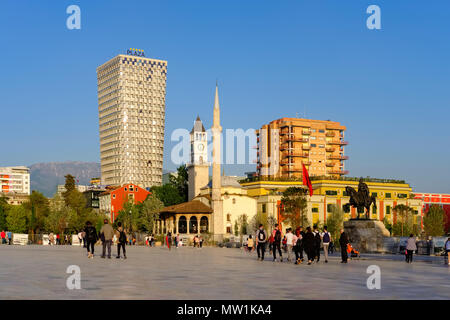 Skanderbeg Platz mit TID Tower Hotel Plaza, Ethem Bey Moschee und Uhrturm, Tirana, Albanien Stockfoto