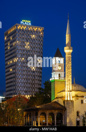 Ethem-Bey Moschee, Clock Tower und TID Tower Hotel Plaza, Nachtaufnahme, Tirana, Albanien Stockfoto