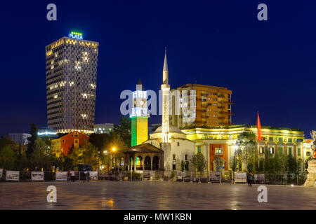 Skanderbeg Platz mit TID Tower Hotel Plaza, Ethem Bey Moschee und Uhrturm, Nachtaufnahme, Tirana, Albanien Stockfoto