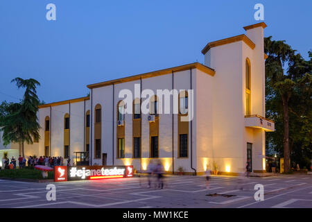 National Theater in der Abenddämmerung, Stadtzentrum, Tirana, Albanien Stockfoto