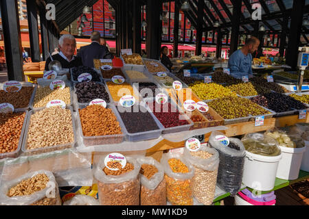 Halle, Stand mit Nüssen, getrockneten Früchten und Oliven, Neuer Markt, Pazari i Ri, Tirana, Albanien Stockfoto