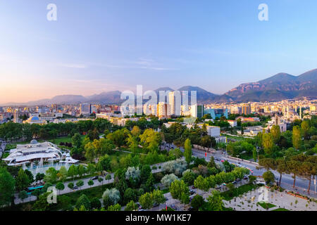 Stadtblick, Rinia-Park und Innenstadt, Blick vom Sky Tower, in der Rückseite von Bergen umgeben, Tirana, Albanien Stockfoto