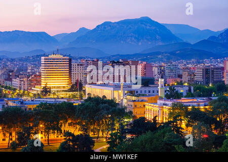 Blick auf die Stadt, Stadtzentrum mit Palast der Kultur, Ethem-Bey Moschee und der Clock Tower, die Berge im Rücken, Dämmerung, Tirana Stockfoto