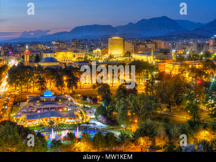 Rinia-Park und Innenstadt, Blick vom Sky Tower, zurück Umgebung mit Bergen, Dämmerung, Tirana, Albanien Stockfoto