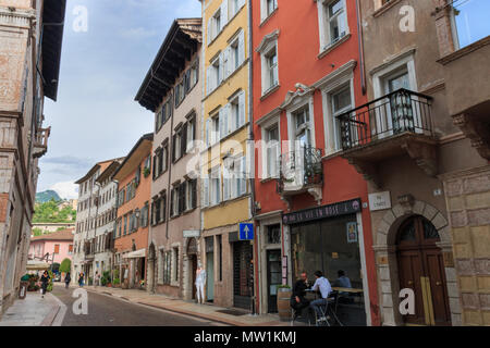 Trento, Italien, 24. Mai 2017: Via San Marco in der Mitte der wunderschönen italienischen Stadt Trient in der Region Trentino Alto Adige Südtirol Stockfoto