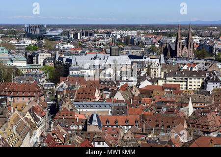 Blick auf die Stadt mit Altstadt, hinter dem Europäischen Parlament und der St. Paul's Kirche, Straßburg, Frankreich Stockfoto