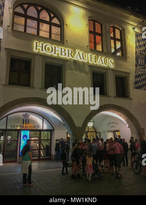 München, Deutschland - 23. Mai 2017: Das berühmte Hofbräuhaus in München (Muenchen) bei Nacht Stockfoto