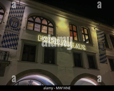 München, Deutschland - 23. Mai 2017: Das berühmte Hofbräuhaus in München (Muenchen) bei Nacht Stockfoto