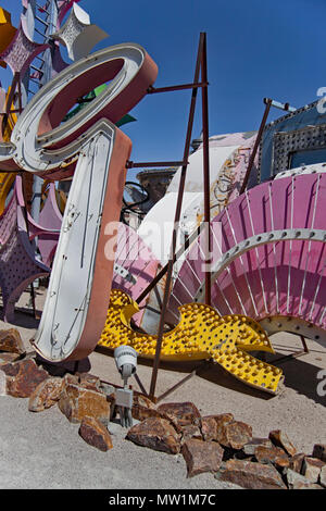 Las Vegas Neon Boneyard Museum zeigt alte Leuchtreklame von Gebäuden mit Geschichte und Geschichten aus der Vergangenheit entfernt. Stockfoto