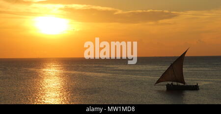 Segelboot bei Sonnenuntergang auf dem Meer Stockfoto