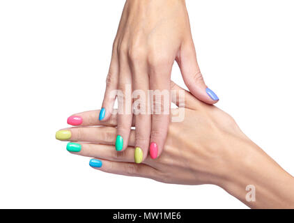 Weibliche Finger mit fancy Hellgrün, Gelb, Pink und Blau Nägel Maniküre. Girl's Hände auf weißem Hintergrund Stockfoto