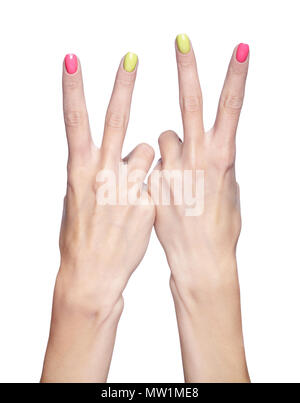 Weibliche Finger mit fancy Hellgrün, Gelb, Pink und Blau Nägel Maniküre. Girl's Hände auf weißem Hintergrund Stockfoto