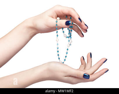 Frau mit Kostüm Schmuck Perlen. Weibliche Finger mit glänzenden blauen Nägel Maniküre. Girl's Hände mit Bijouterie auf weißem Hintergrund Stockfoto