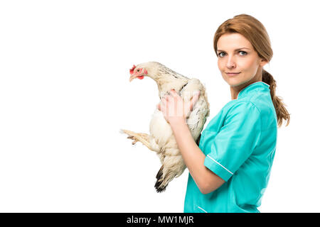 Seitenansicht des Tierarztes in Uniform holding Huhn isoliert auf weißem Stockfoto