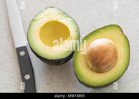 Frisch geschnittenen Avocado auf Holz Schneidebrett. Stockfoto