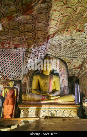 Buddha-Statuen im Dambulla Höhlentempel, Bezirk Matale, Sri Lanka Stockfoto