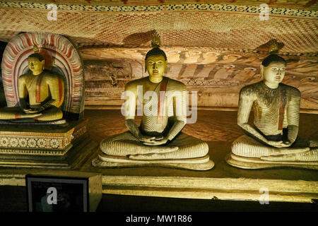 Buddha-Statuen im Dambulla Höhlentempel, Bezirk Matale, Sri Lanka Stockfoto