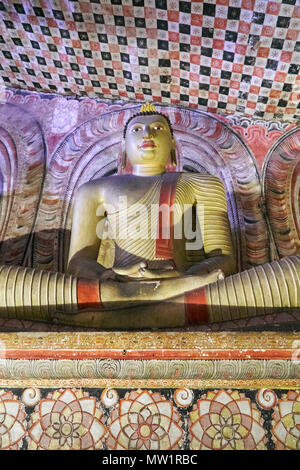Buddha-Statuen im Dambulla Höhlentempel, Bezirk Matale, Sri Lanka Stockfoto