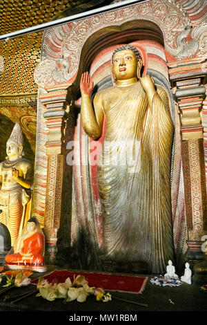 Buddha-Statuen im Dambulla Höhlentempel, Bezirk Matale, Sri Lanka Stockfoto