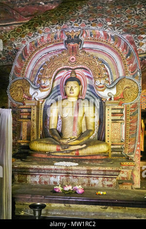 Buddha-Statuen im Dambulla Höhlentempel, Bezirk Matale, Sri Lanka Stockfoto
