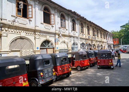 Tuk-Tuk's Reihen sich außerhalb der Anwaltsbüros in Kandy, Sri Lanka Stockfoto