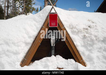 Ein Holz Stativ Struktur schützt ein Fahrzeug Ladestation die Elemente in einem entfernten Standort form Stockfoto