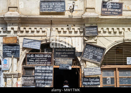 Rechtsanwälte Büro Boards Werbung für Unternehmen in Kandy, Sri Lanka Stockfoto