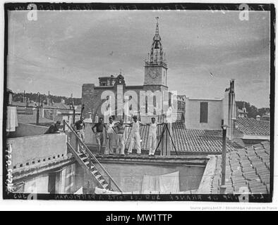 . Français: Tour de France 1937 jour de Repos à Perpignan Le 15 juillet: sur le Pont du Castillet à Perpignan, entourés du public, le maillot jaune Sylvère Maes (à g) Gustaaf Danneels et Jules Lowie (à-dr, Les 3 Équipe de Belgique). 15. Juli 1937. Agence de presse Meurisse. Agence photographique présumée 612 Tour de France, Perpignan, 1937, (1) Stockfoto