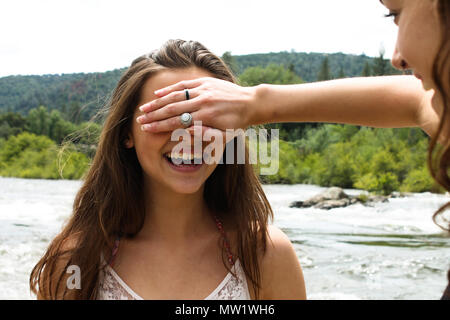 Lachende Mädchen mit einem einzigartigen Lächeln Stockfoto