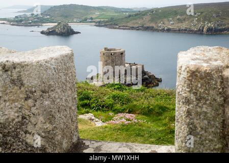 Tresco - König Charles' Schloss in Richtung Cromwell's Castle suchen Stockfoto