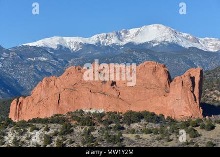 Der Garten der Götter,Gateway Rock, eine natürliche Formation, mit schneebedeckten Pikes Peak im Hintergrund, Colorado Springs, CO, USA Stockfoto