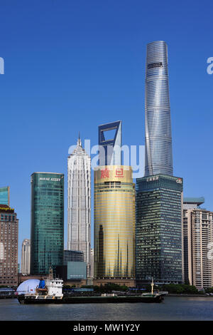 Nahaufnahme der Skyline von Pudong über den Huangpu Fluss mit Binnenschiff, zeigen einige der weltweit gro§ten Erdolforderlandern zahlt die höchsten Gebäude, Shanghai, China Stockfoto