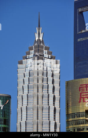Nahaufnahme der Skyline von Pudong, Darstellung der Jin Mao Tower und Pagode geformte Krone und die Turmspitze, Shanghai, China Stockfoto