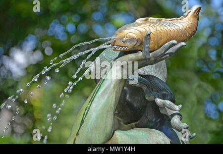 Mit Fischen, Detail eine der goldenen Fisch (Brunnen Auslauf) Sie in jeder Hand hält, von Carl Milles, Bloomfield Hills, MI, USA Naiad Stockfoto