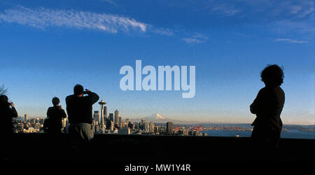 Seattle Skyline mit Space Needle und Mt. Rainier vom Kerry Park mit Touristen Fotos nehmen, eine Beobachtung (in PS gerendert), Seattle, WA, USA Stockfoto